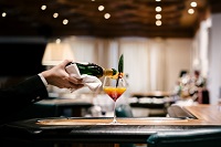 Cocktail-Service an der Hotelbar (c) Die West Werbeagentur  (Gourmet & Relax Resort Trofana Royal SU