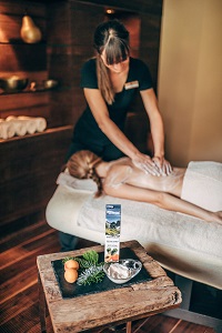 Entspannende Rückenmassage mit natürlichen Produkten aus Südtirol (c) Agentur Giggle Entspannende Rückenmassage mit natürlichen Produkten aus Südtirol (c) Agentur Giggle