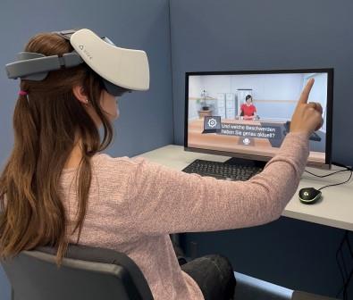 An den VR-Stationen können bis zu zehn Studenten gleichzeitig mit einer VR-Brille trainieren. (Bildq