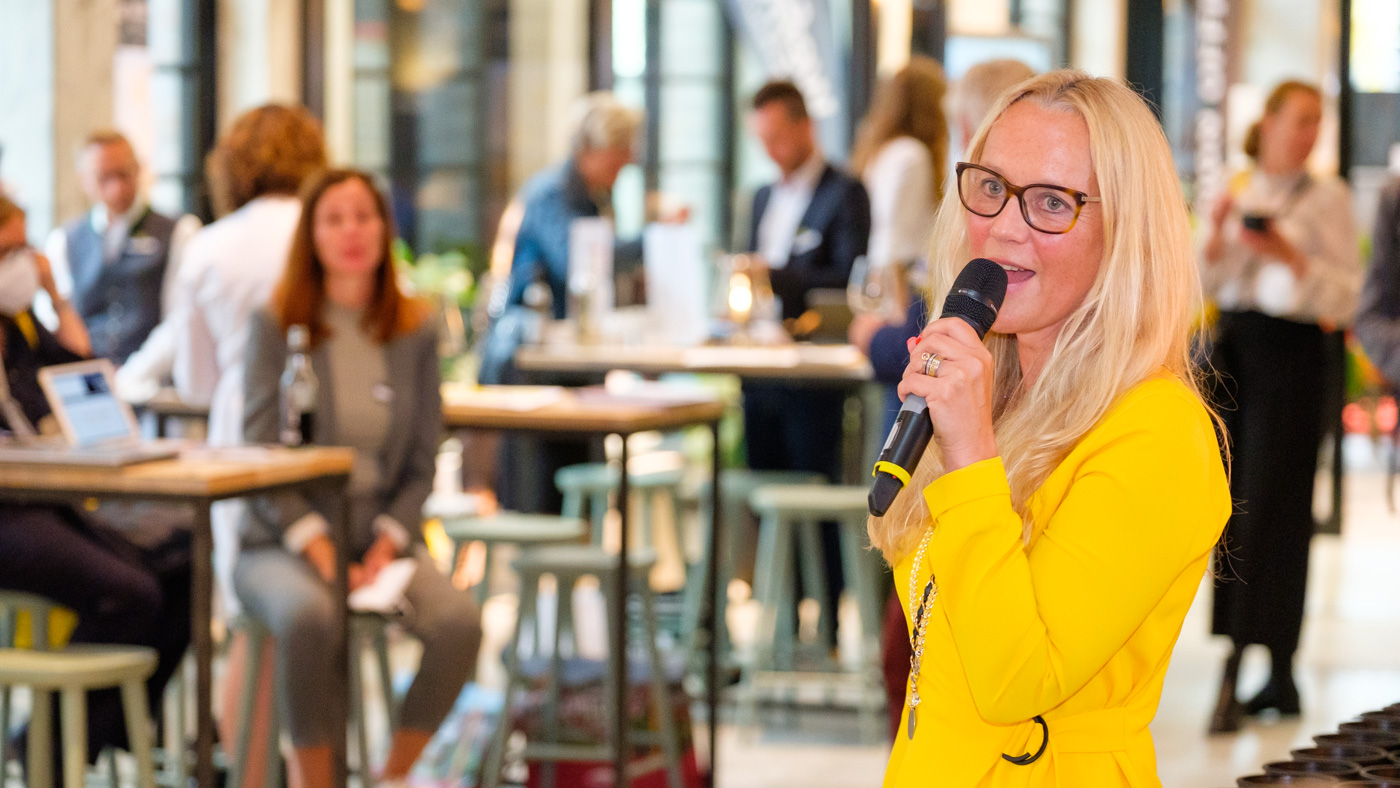 Susanne Illerhaus begrüßt Planer und Aussteller zur Networking Lounge Susanne Illerhaus begrüßt Planer und Aussteller zur Networking Lounge