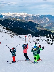 Kinder haben Spaß beim Skifahren (Chalets & Apartments Wachterhof)