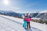 Freundinnen genießen verschneiten Ausblick beim Winterwandern (c) wisthaler.com