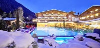 Das Hotel inmitten einer Winteridylle (c) Michael Huber (Hotel Quelle Nature Spa Resort)