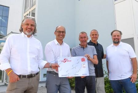 Übergabe der individuellen Motiv-Tankkarte an denÖSV. Übergabe der individuellen Motiv-Tankkarte an denÖSV.