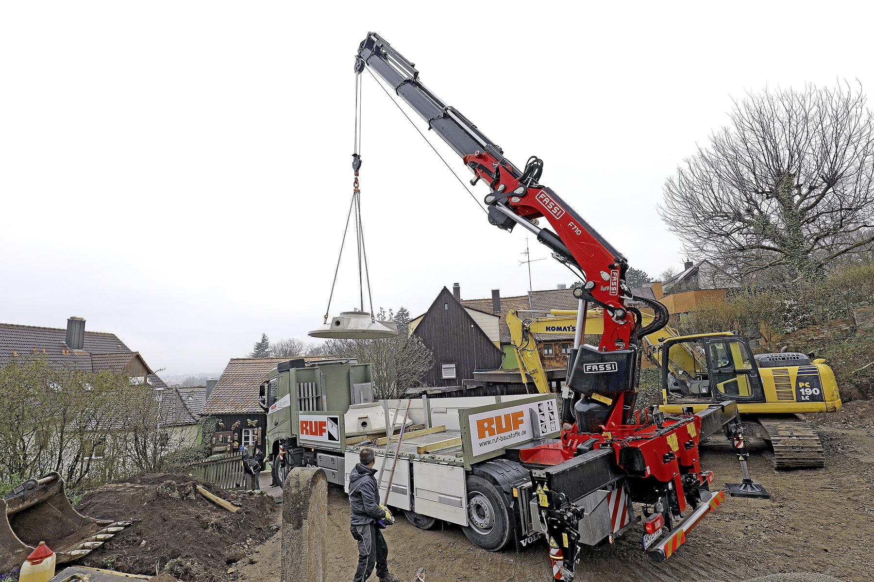 Spanfellner hat den 710er mit der F7-Fernsteuerung bestens im Griff. Spanfellner hat den 710er mit der F7-Fernsteuerung bestens im Griff.