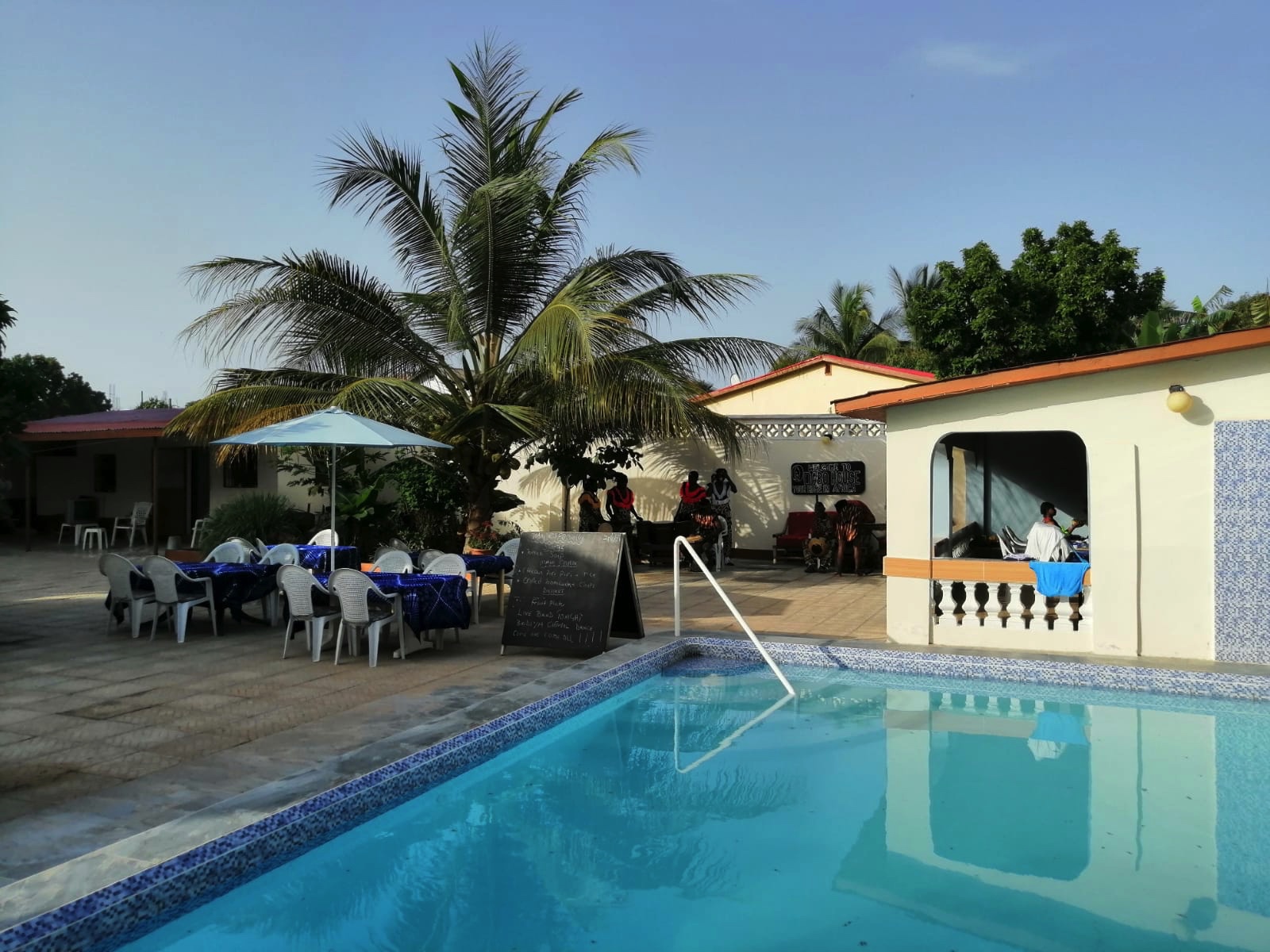 Das Dabo House hat eine entspannende Pool- & Gartenanlage