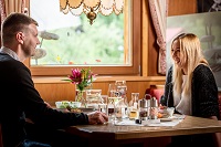 Pärchen genießt Zweisamkeit beim Essen (c) Armin Kleinlercher (Alpengasthof Zollwirt)