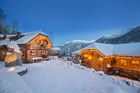 Gemütliche Atmosphäre inmitten der weihnachtlichen Chalets (c) Franz Reifmüller