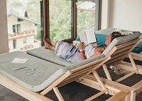 Entspannung pur bei einem guten Buch (Hotel Blü Gastein)
