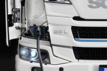  Der vollelektrische Scania 25 L beim Ladevorgang. Bild: Scania