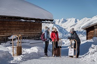 Aufbruch zum gemeinsamen Rodeln (c) Angélica Morales (TVB Silberregion Karwendel)