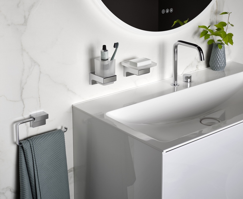 Die neuen CUE Accessoires aus Chrom und satiniertem Kristallglas.