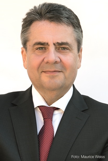 Der Deutsche Rednerpreis 2021 geht an Sigmar Gabriel (Bildquelle: Maurice Weiss) Der Deutsche Rednerpreis 2021 geht an Sigmar Gabriel (Bildquelle: Maurice Weiss)