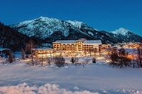 Hell beleuchtetes Hotel im Winter (c) Foto Atelier Wolkersdorfer (Das Rieser)