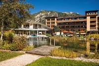 Blick auf das Hotel und den Biobadeteich im Herbst (c) Foto Atelier Wolkersdorfer (Das Rieser)