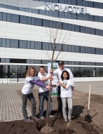 Peter Verhoeven, Accor-Geschäftsführer Deutschland, bei der Baumpflanzaktion mit Schülern