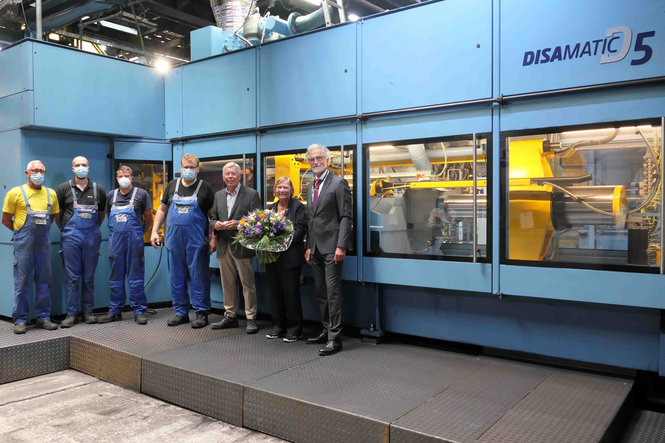 Jubilarin Hilke Wolff (mit Blumenstauß) im Leda-Werk Jubilarin Hilke Wolff (mit Blumenstauß) im Leda-Werk