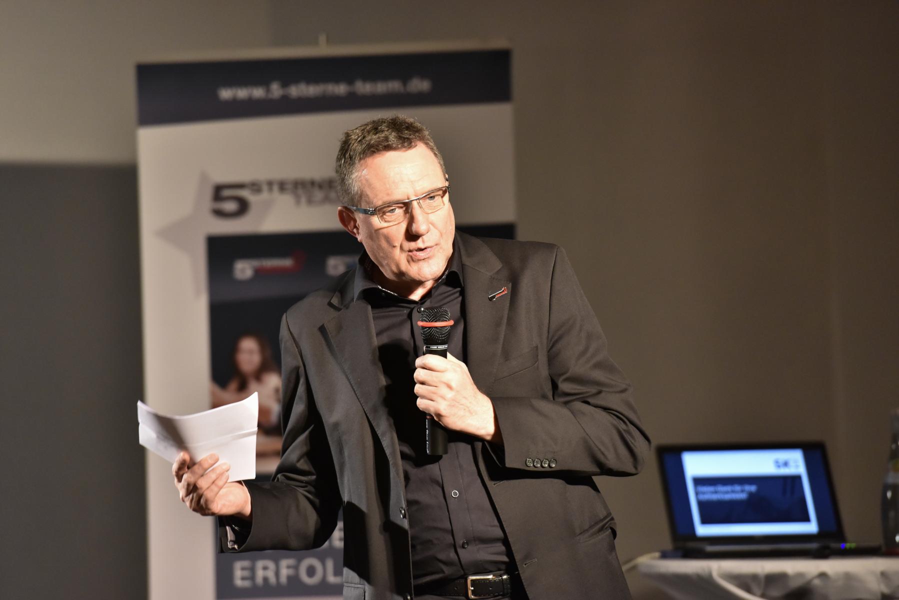 Unser Bild zeigt Heinrich Kürzeder, den Rednermacher, bei einem Vortrag auf der GSA Convention