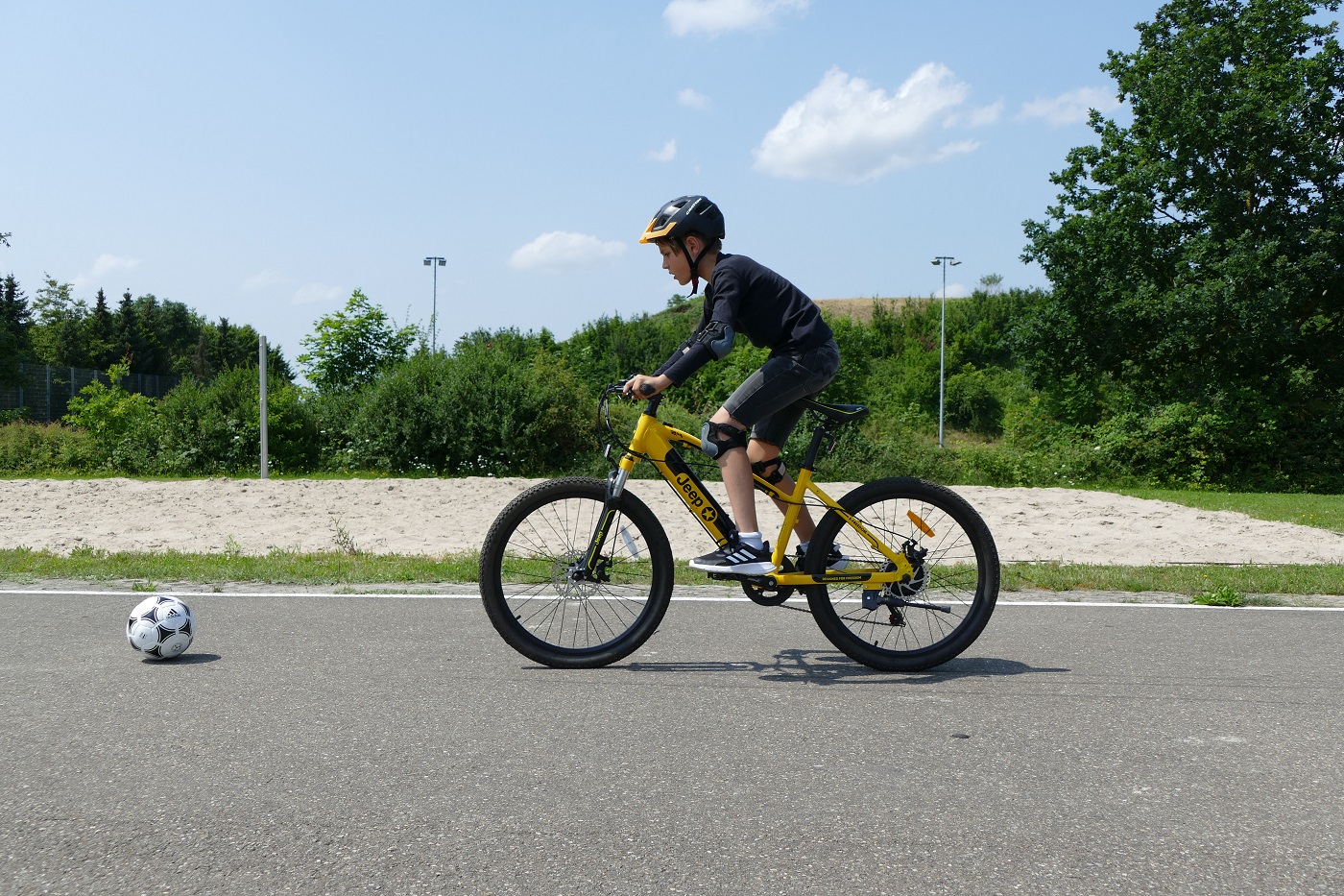 Richtiges Bremsen lernen - diese E-BikeÜbungen sollten Kinder beherrschen