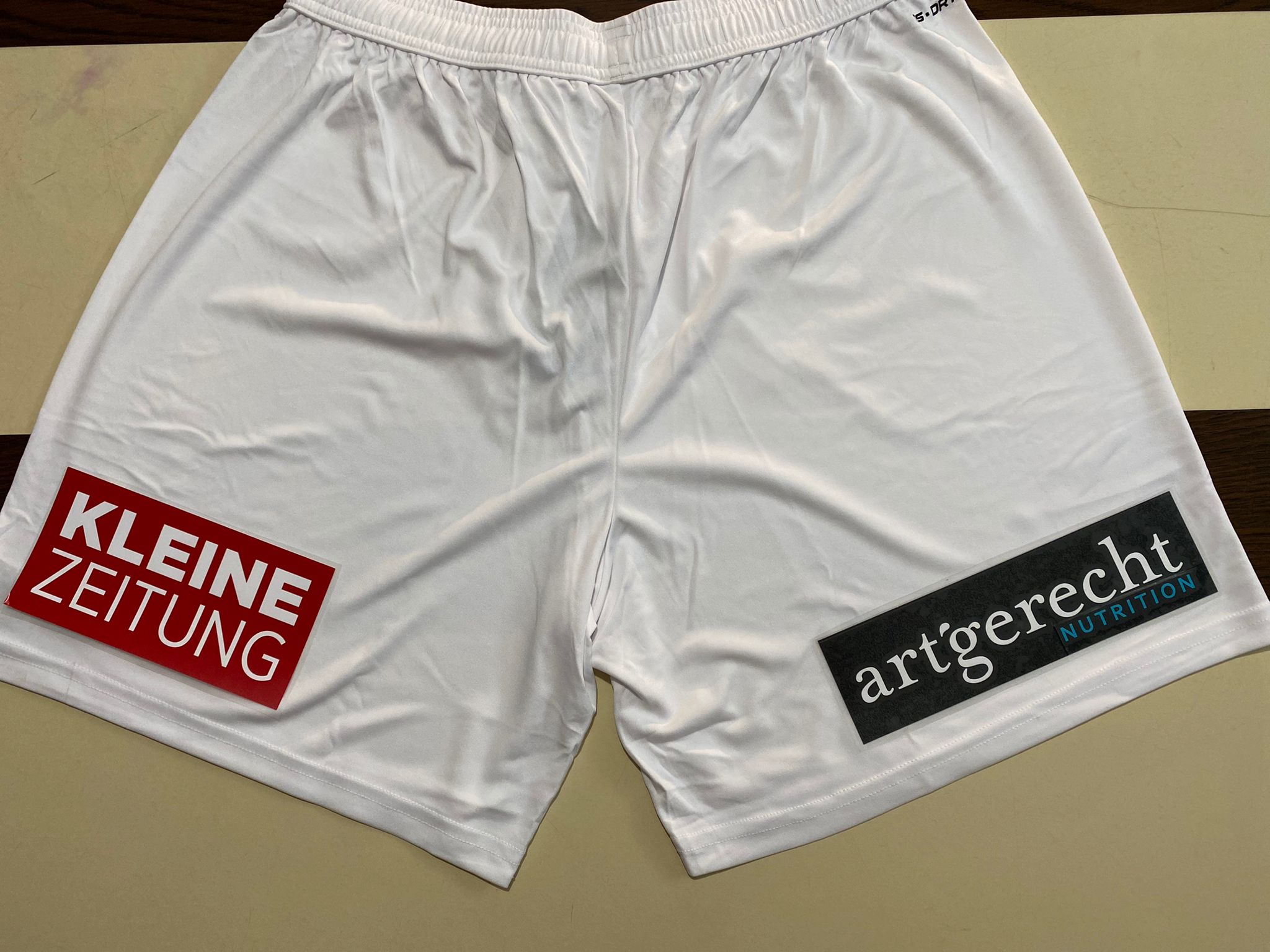 artgerecht-Logo auf der Trikothose des Austria Klagenfurt artgerecht-Logo auf der Trikothose des Austria Klagenfurt