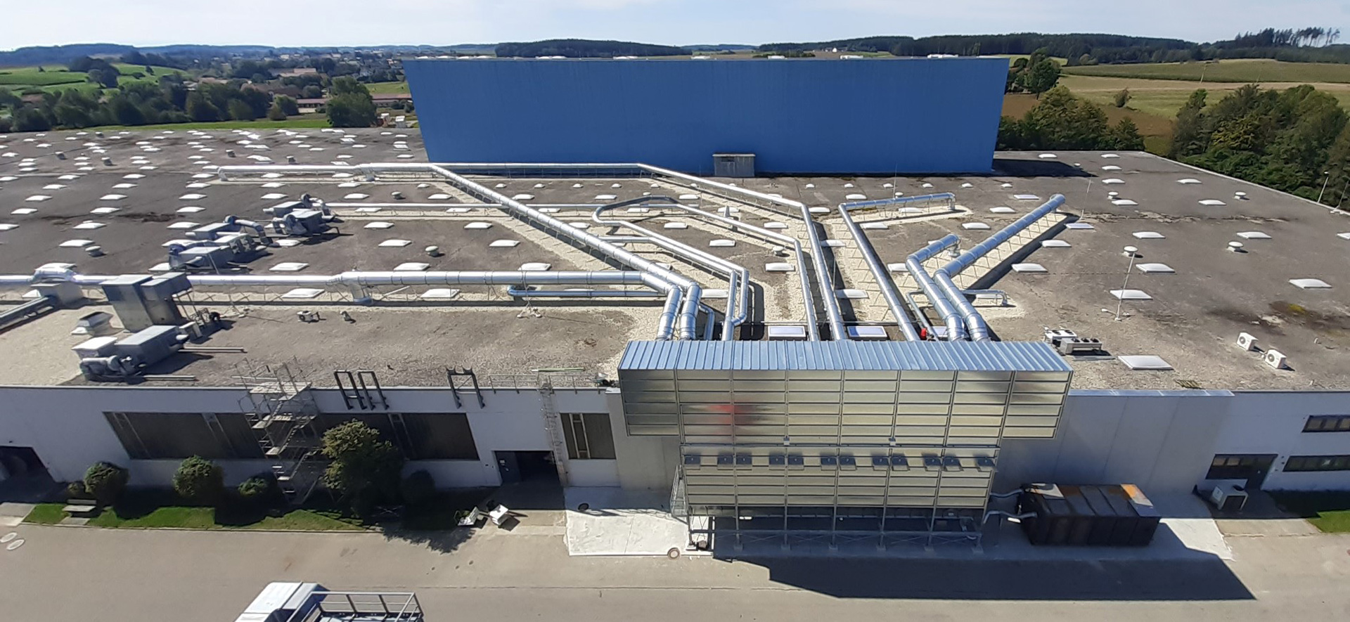 Höcker Großfilteranlage vor dem bulthaup Produktionsgebäude ( Foto: bulthaup) (Bildquelle: Bulthaup Höcker Großfilteranlage vor dem bulthaup Produktionsgebäude ( Foto: bulthaup) (Bildquelle: Bulthaup