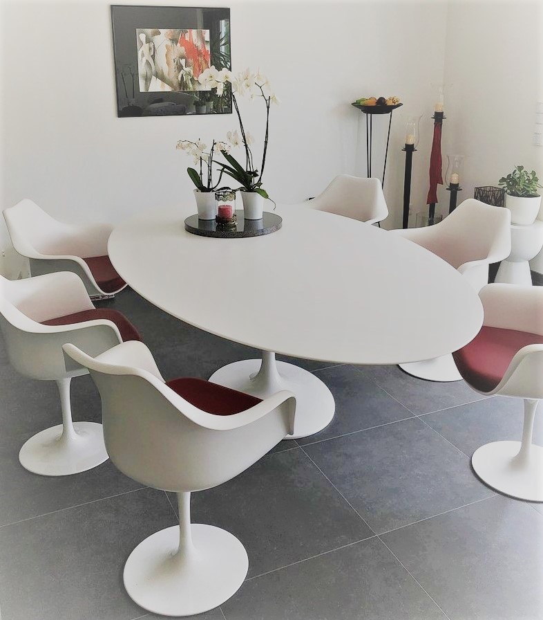 Den Tulip-Tisch von Saarinen gibt es originalgetreu nachgebaut - auch ausziehbar - bei BauhausBerlin