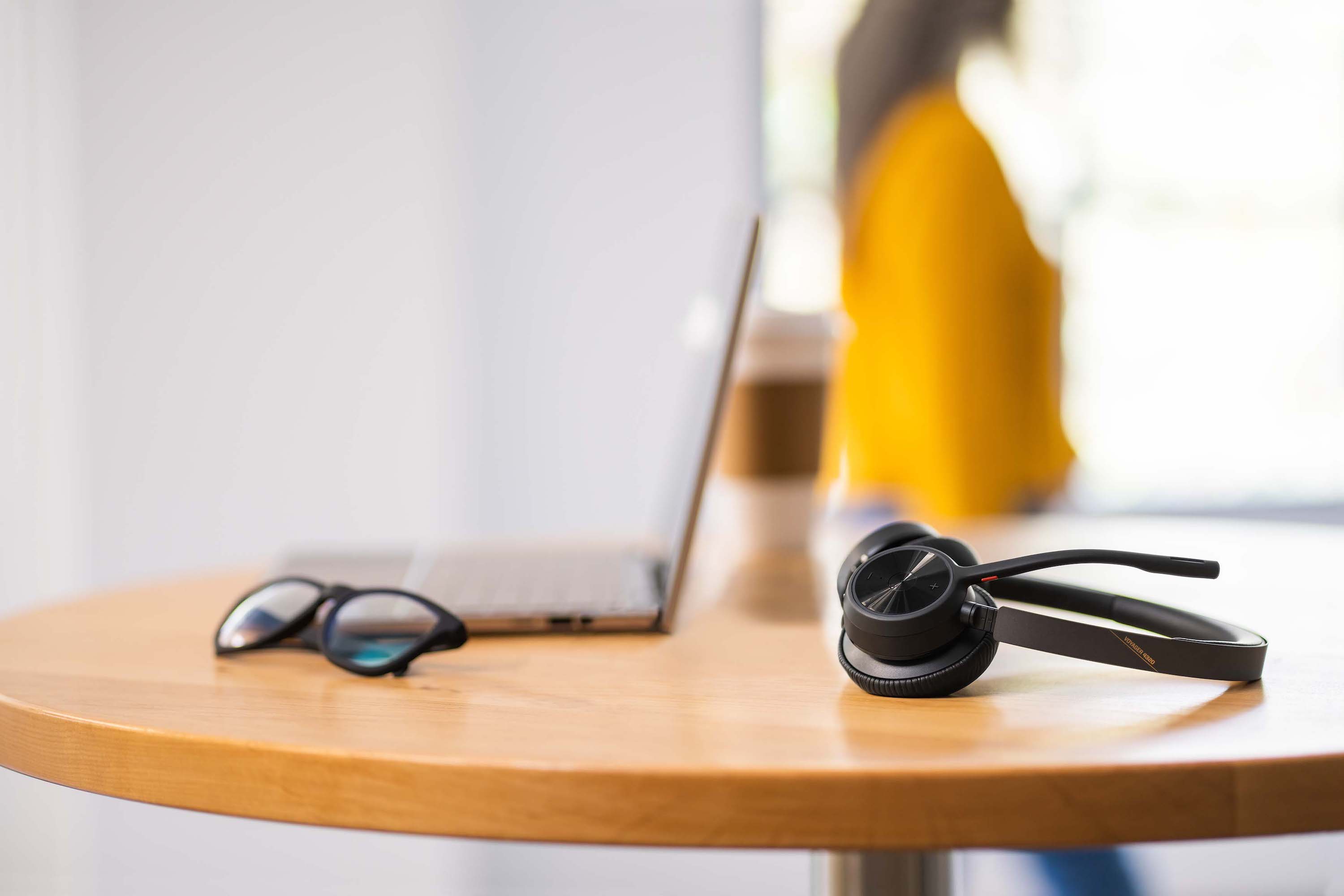 Die Headsets der Voyager 4300 UC-Serie wurden eigens für eine hybride Arbeitsweise entwickelt. (Bild Die Headsets der Voyager 4300 UC-Serie wurden eigens für eine hybride Arbeitsweise entwickelt. (Bild