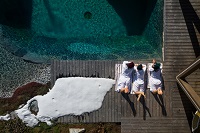 Sonnenbaden am Natur-Außenpool im Winter (Hotel Gassner)