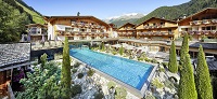 Außenansicht im Sommer (c) Michael Huber (Hotel Quelle Nature Spa Resort) Außenansicht im Sommer (c) Michael Huber (Hotel Quelle Nature Spa Resort)