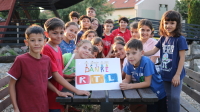 Die Kinder des Kinderdorfs bedanken sich bei RTL für die Finanzierung der neuen Außenanlage.