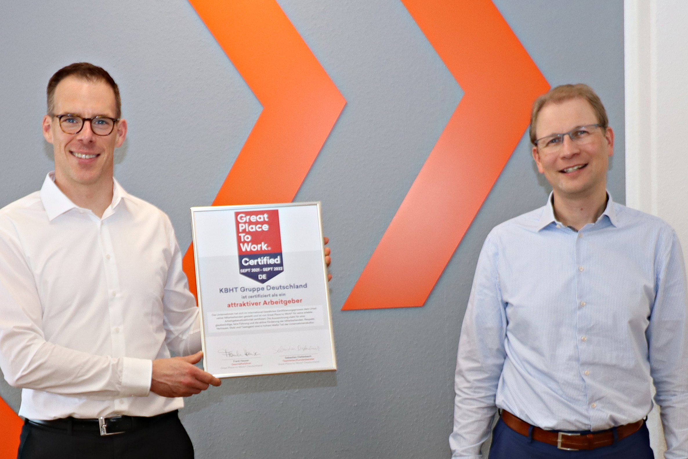 KBHT-Partner Dr. Martin Heyes und Volkher Schlegel mit der Auszeichnung