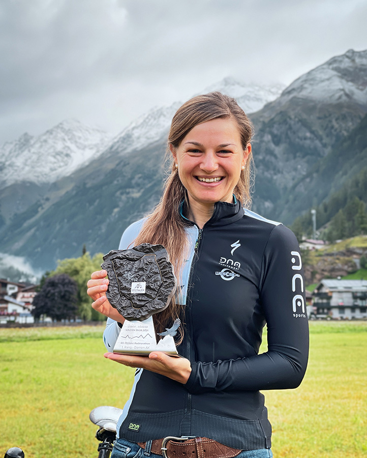 Veronika Weißvom RSC Wolfratshausen kommt beimÖtztaler Radmarathon als zweite Frau ins Ziel (Bildque