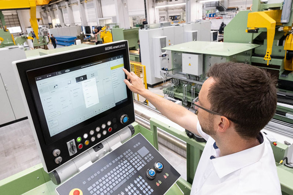 Mit der GEORG smartcontrol Steuerung werden die Arbeitsprozesse der Kunden simuliert.