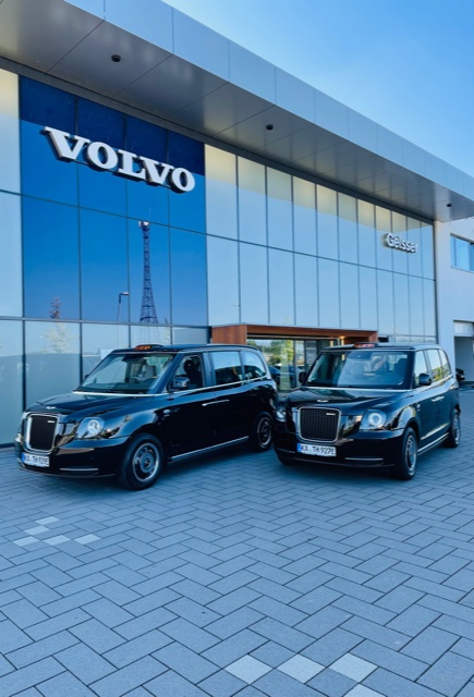 Übergabe der LEVC TXe London Taxis beim Autohaus Geisser an Taxi-Holl Karlsruhe