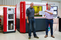 Zertifikat zum Weltrekord - Jeroen Hribar (r), CSO der Avonisys AG und Martijn de Keijzer (l), techn