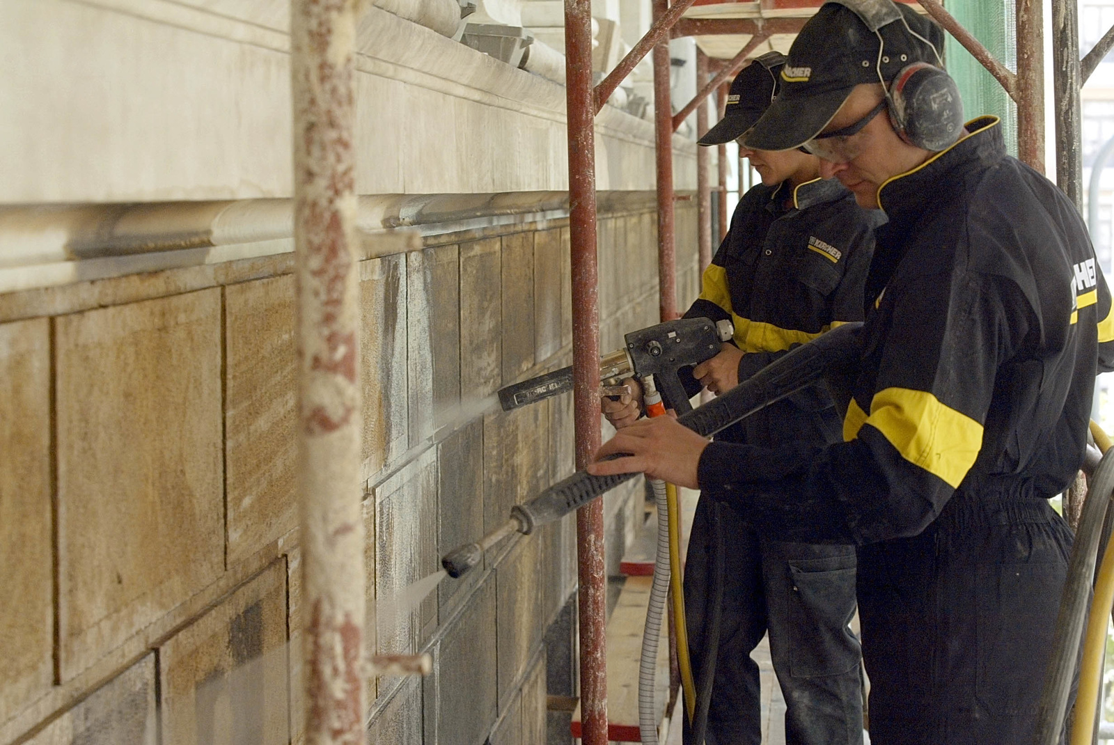 Kärcher-Mitarbeiter bei der Reinigung. Handwerkertage Kärcher Center PflüMa am 1. + 2. Oktober 2021 Kärcher-Mitarbeiter bei der Reinigung. Handwerkertage Kärcher Center PflüMa am 1. + 2. Oktober 2021