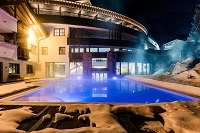 Outdoorpool bei Nacht (Hotel Granbaita Dolomites)