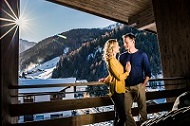 Pärchen genießt die Sonnenstrahlen auf dem Balkon (c) DEJORI WERNER (Hotel Granbaita Dolomites)