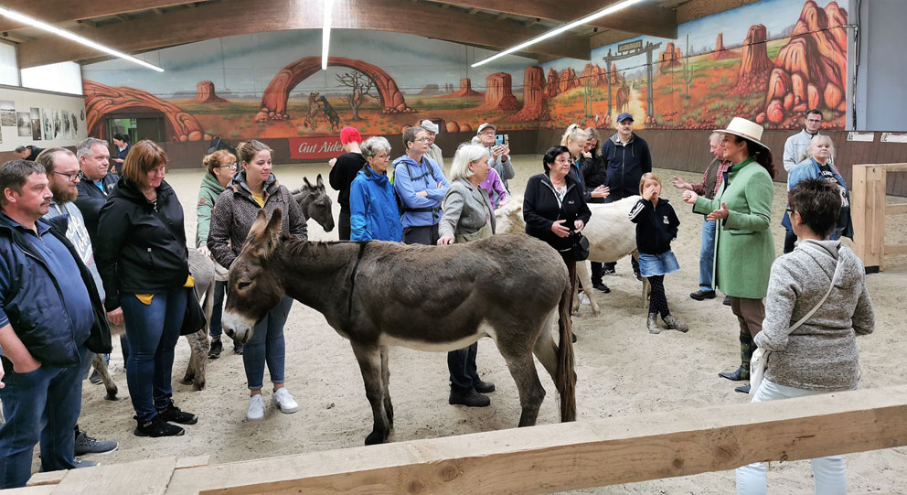 Aiderbichl Gutsleiterin Annette Engelhardt informiert die interessierten"Gäste der Tiere" Aiderbichl Gutsleiterin Annette Engelhardt informiert die interessierten"Gäste der Tiere"