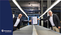 Manuel López González, DQS (links) übergibt GDP-Zertifikat an UPS DACH-Chef Frank Jorgensen (rechts)