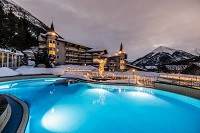 Beleuchtete Außenansicht im Schnee (Posthotel Achenkirch) Beleuchtete Außenansicht im Schnee (Posthotel Achenkirch)
