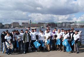 Mit Mülltüten und Greifzangen für ein grünes Hamburg: Accor-Hotelmitarbeiter bei der Natursäuberungs Mit Mülltüten und Greifzangen für ein grünes Hamburg: Accor-Hotelmitarbeiter bei der Natursäuberungs