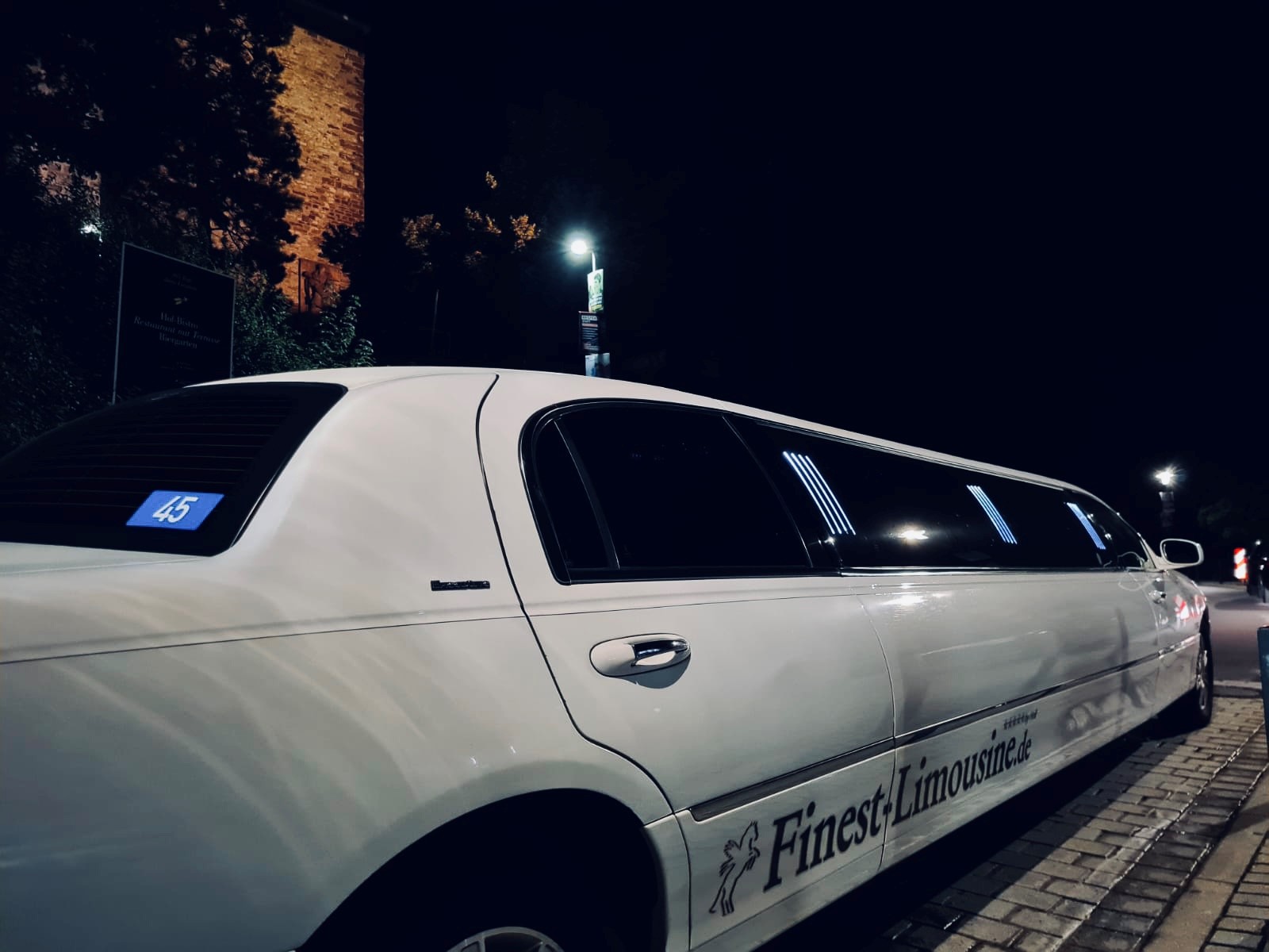 Weiß-blaue Genehmigungsnummer auf der Heckscheibe einer Stretchlimousine. Weiß-blaue Genehmigungsnummer auf der Heckscheibe einer Stretchlimousine.