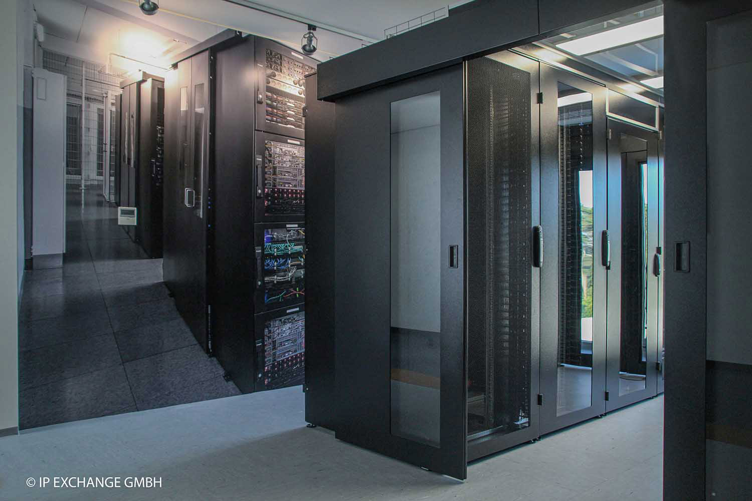 Showroom mit Kaltgangeinhausung und acht unterschiedlichen IT-Racks Showroom mit Kaltgangeinhausung und acht unterschiedlichen IT-Racks