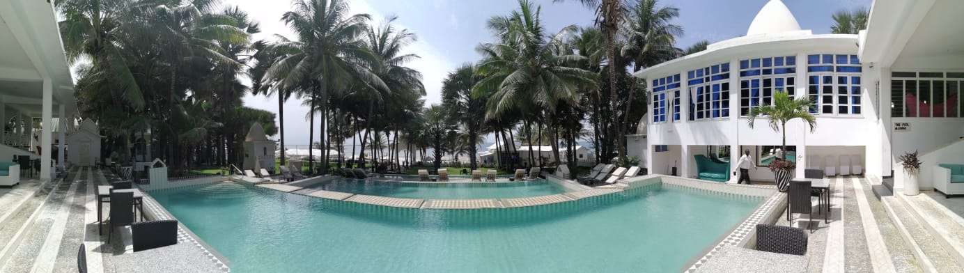 Im Vordergrund die Poollandschaft, der Strand vom Coco Ocean im Hintergrund