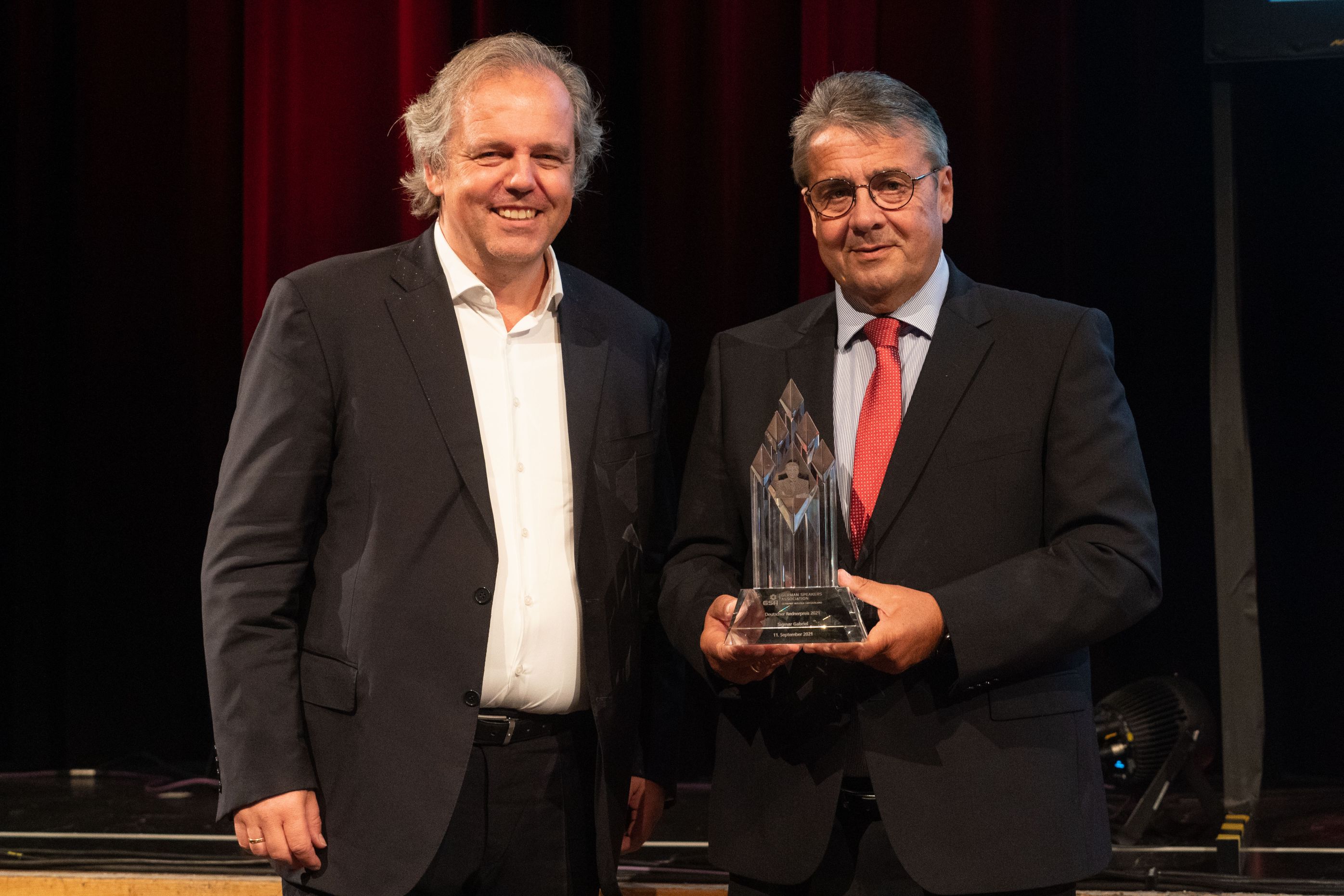 GSA-Präsident Prof. Dr. Volker Römermannüberreicht Deutschen Rednerpreis 2021 an Sigmar Gabriel. (Bi