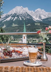 Mittagskaffee auf der Terrasse mit herrlichem Ausblick genießen (c) Markus Auer (Hotel Kaiserblick)