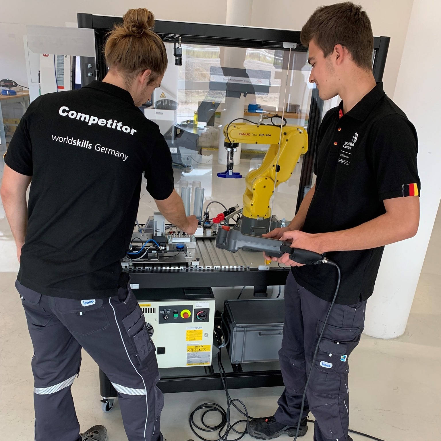 Training für die Disziplin Robot Systems Integration: Lars Jahnke (23) (l.) und Cedric Schramm (18) Training für die Disziplin Robot Systems Integration: Lars Jahnke (23) (l.) und Cedric Schramm (18)