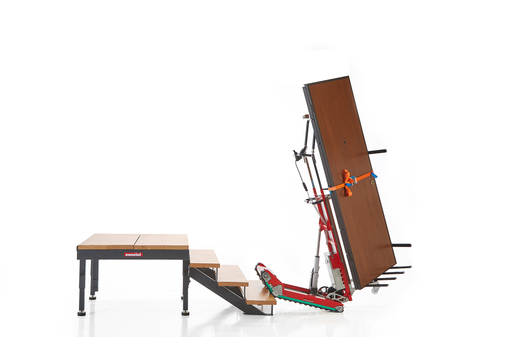 Transport einer Türüber einer Treppe mit einem elektrischen Treppensteiger
