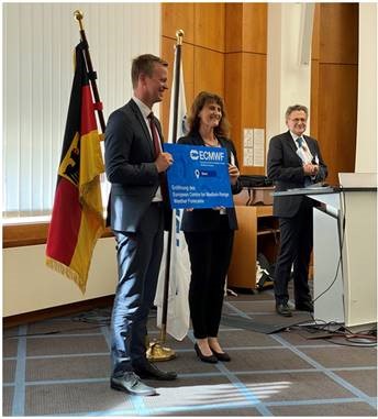 SymbolischeÜbergabe mit Dr. Tobias Miethaner, BMVI und Dr. Florence Rabier, EZMW-Generaldirektorin ( SymbolischeÜbergabe mit Dr. Tobias Miethaner, BMVI und Dr. Florence Rabier, EZMW-Generaldirektorin (